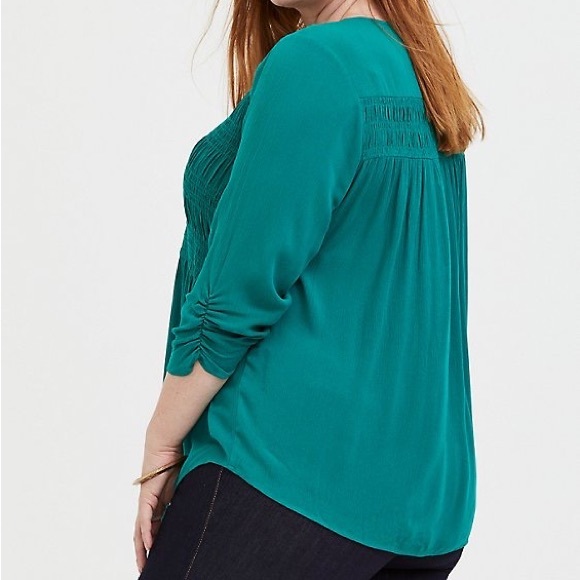 New Torrid CRINKLE GAUZE SMOCKED BUTTON FRONT TOP Size 4 - Picture 3 of 12